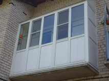 металлопластиковый балкон. надежная конструкция. Скромно и со вкусом.